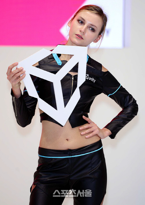 [SS포토]지스타 러시아 모델 마리아, '배꼽만 보지마세요'