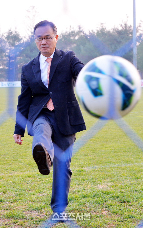 [SS포토]데스크가 만남 사람 축구협회 이용수 기술위원장