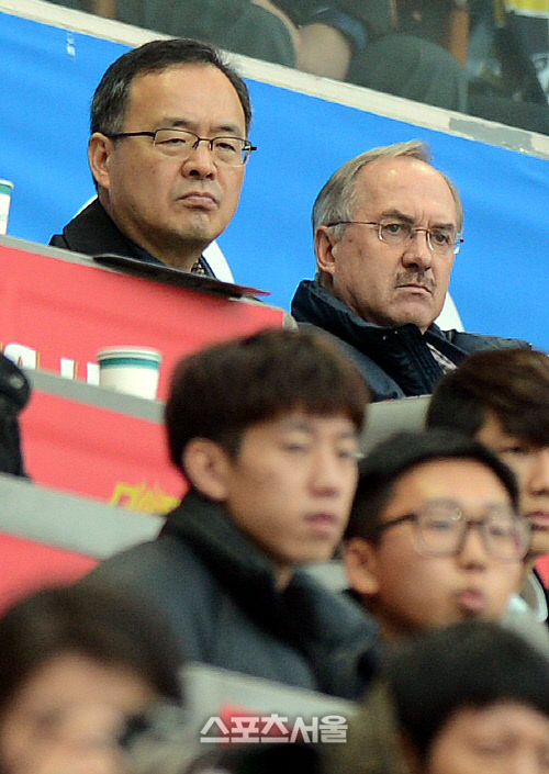 [SS포토]FA컵 결승 슈틸리케 감독, '하나는 찾아야 되는데...'