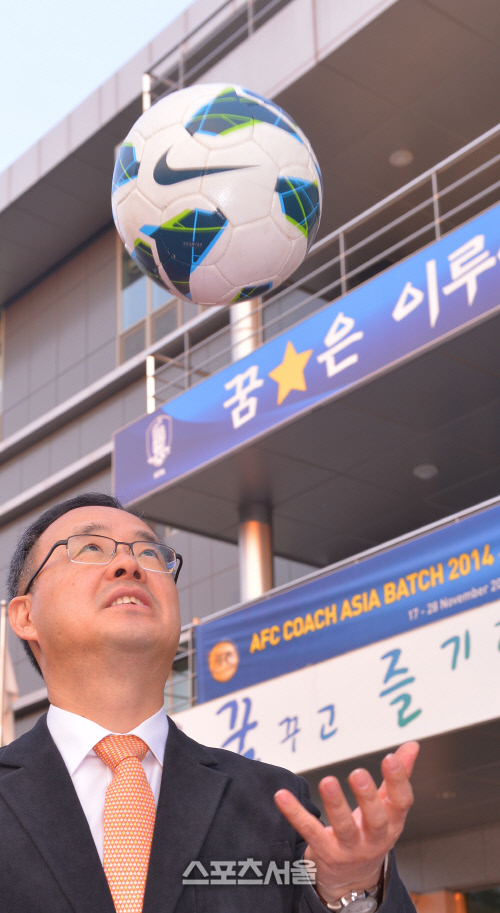 [SS포토]데스크가 만남 사람 축구협회 이용수 기술위원장