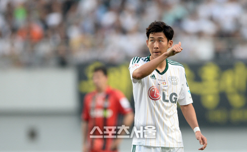 [SS포토]레버쿠젠 손흥민, '패스 좋았어!'