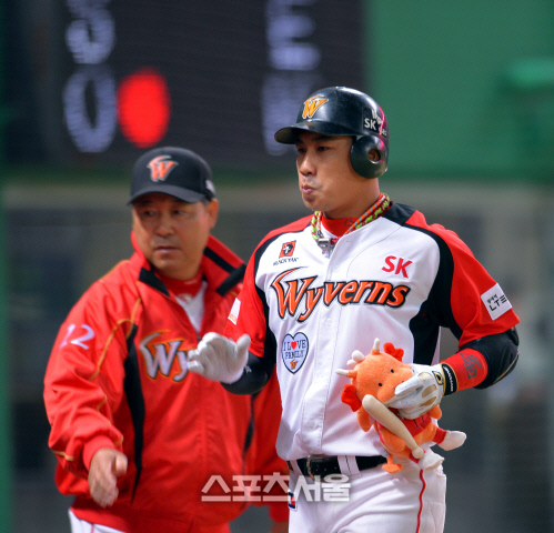[SS포토]6회말 투런홈런 김강민 '뭐 이정도 가지고'