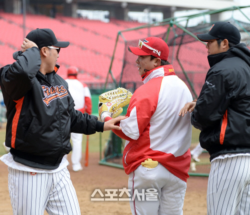 [SS포토] 장성호 '챔피언스필드 첫 홈런 쳤지?'