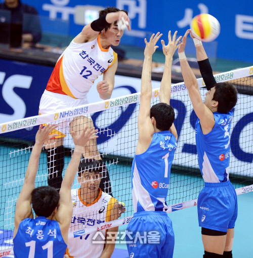 [SS포토]우리카드-한국전력 전광인, '힘으로 밀어붙이자'