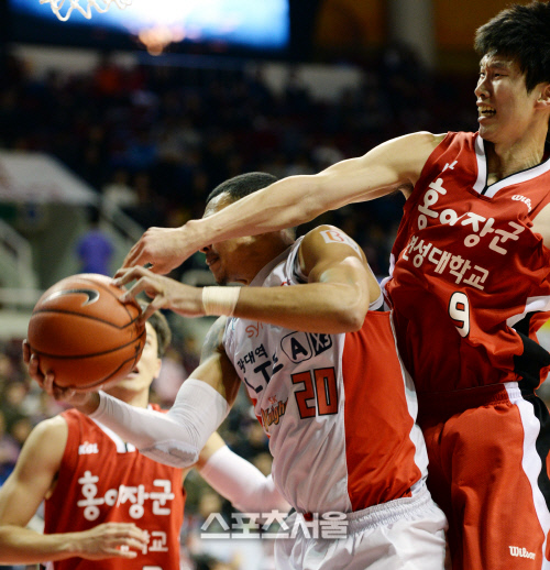 [SS포토] SK 박승리, 이러다 사람 치겠네?