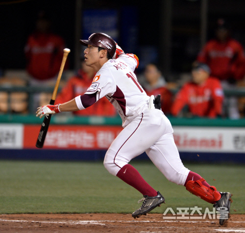 [SS포토]시즌 201번째 안타 서건창 '넘어가나?'
