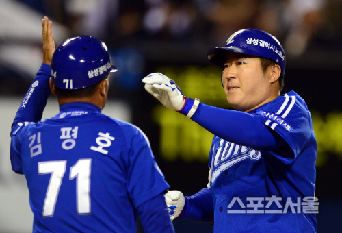 [SS포토] 삼성 최형우, 선제 홈런 날려주시고