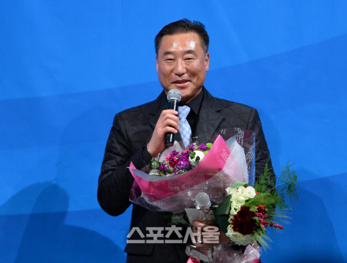 [SS포토] LG 강상수 코치, 제가 올해의 코치상을 받았습니다!