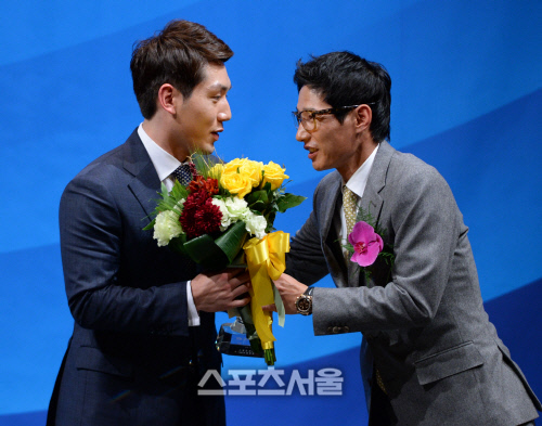 [SS포토] 넥센 서건창, 감독님께서 축하를...