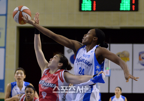 [SS포토] 하나외환 백지은, 극복하기 힘든 팔길이