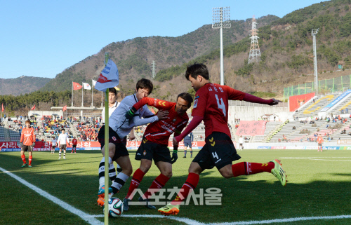 [SS포토] 경남 vs 광주, 치열한 단두대 매치!