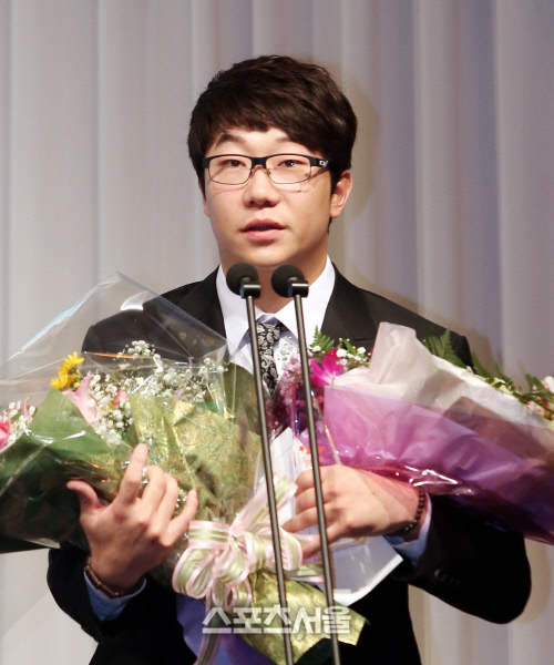 [SS포토]일구상 시상식 양현종, 내년엔 타고 투저 만들고 싶어