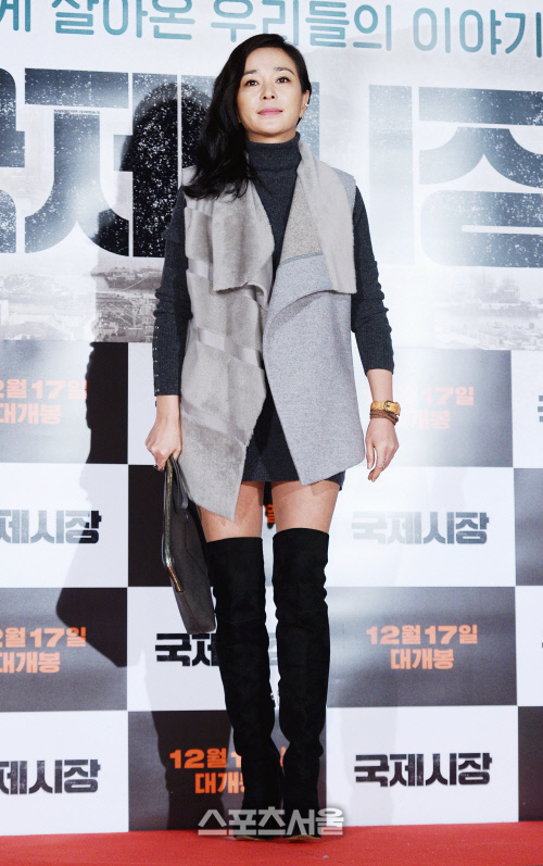 [SS포토] 조민수 '중견배우의 여전한 각선미'