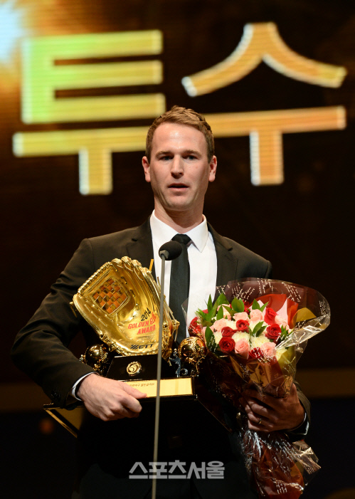 [SS포토]골든글러브 시상식, 투수 부문 밴헤켄 '나이트 고마워!'