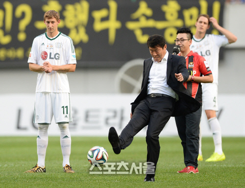 [SS포토]시축하는 차범근 해설위원