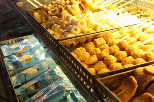 알래스칸특급 팝업스토어 쇼케이스에 진열된 어묵들