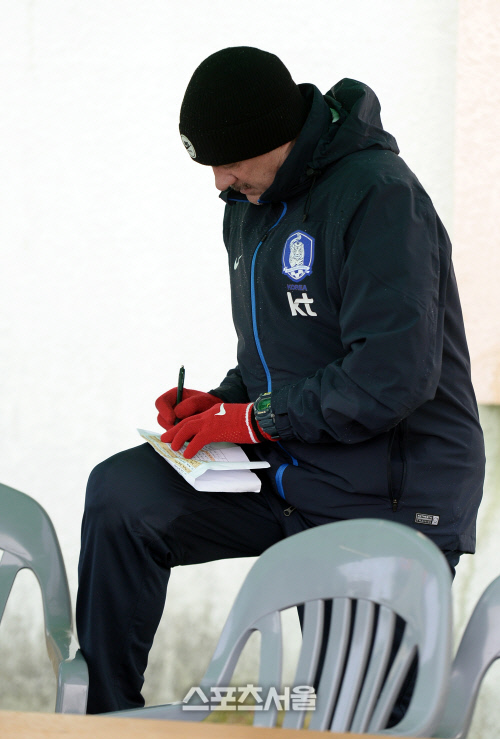 [SS포토] 슈틸리케 감독, 허벅기를 책상 삼아