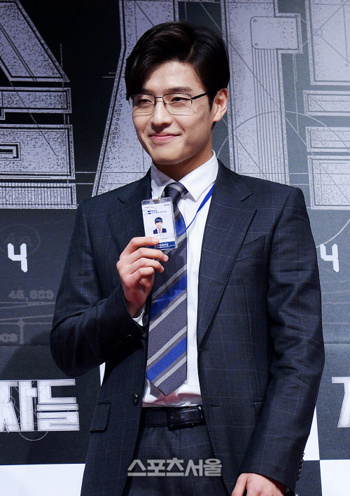 [SS포토] '미생' 강하늘, '때아닌 원인터 사원증 자랑' (기술자들 VIP 시사회)