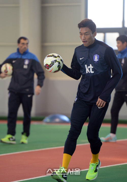[SS포토] 골키퍼 김승규 '농구 드리블 완벽해!'