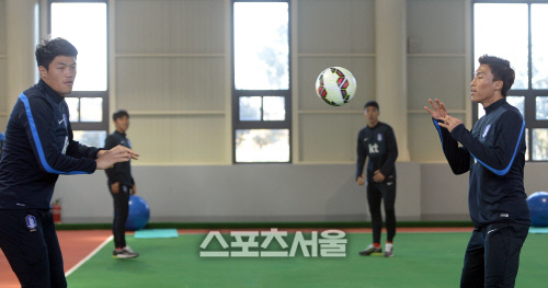 [SS포토] 정성룡-김승규, 농구패스로 몸풀기