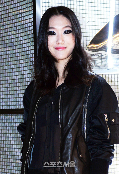 [SS포토] 모델 최소라 '평범한 패션은 거부한다!…시스루 셔츠로 시선강탈'