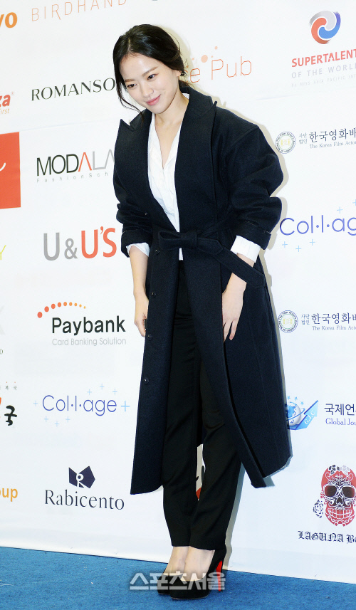 [SS포토] 천우희 '가벼운 목례를 꾸벅~' (스타의 밤)