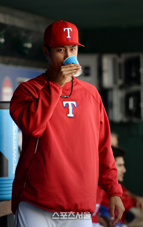 [SS포토] 다르빗슈 '오늘은 투수전이네'