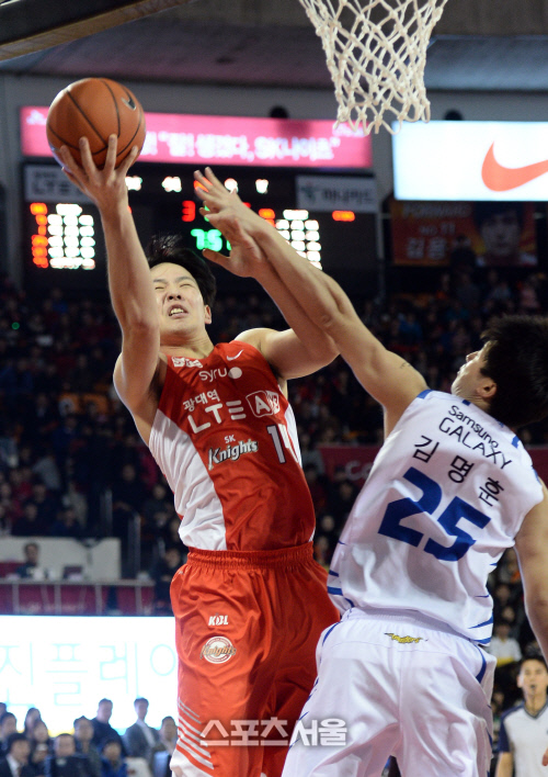 [SS포토]프로농구 SK-삼성, 최부경 '눈 감고 던져볼게요!'