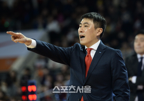[SS포토]프로농구 SK-삼성, 이상민 감독 '어딜 도망가!'