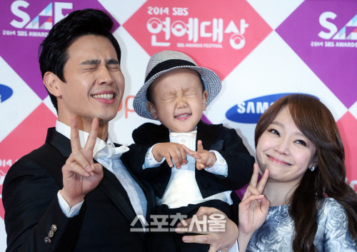 [SS포토]손준호-김소현 부부 '아들 주안이와 판박이에요~' (SBS 연예대상)