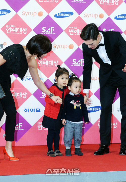 [SS포토]리키김-류승주 '꽁꽁 언 태린-태오를 땡! 녹여요~ ' (SBS 연예대상)