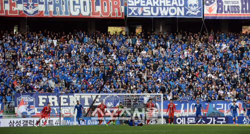 [SS포토]수원-서울 슈퍼매치, 3만4천여명이 찾은 수원월드컵경기장