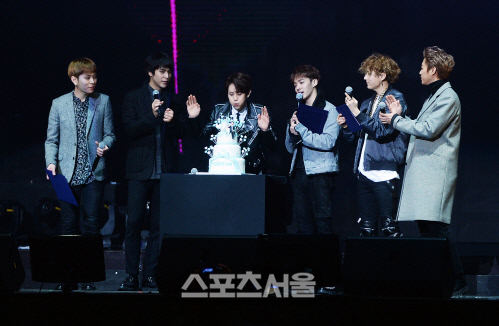 [SS포토]비스트 양요섭의 27번째 생일 파티, '촛불도 끄기도 박력 있게~'