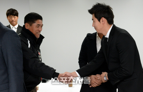 [SS포토] KT 조범현 감독, 대형아! 이제 한 팀이구나!