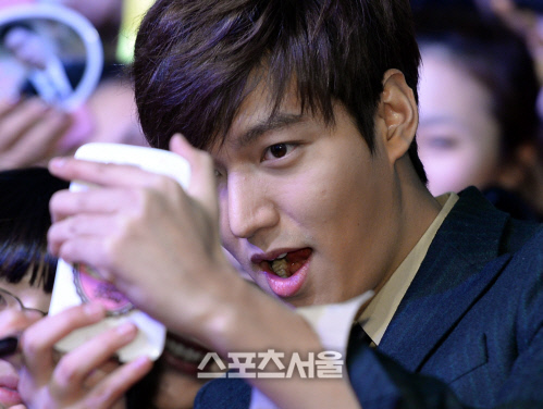 [SS포토] '강남 1970' 이민호, 표정까지 팬서비스로