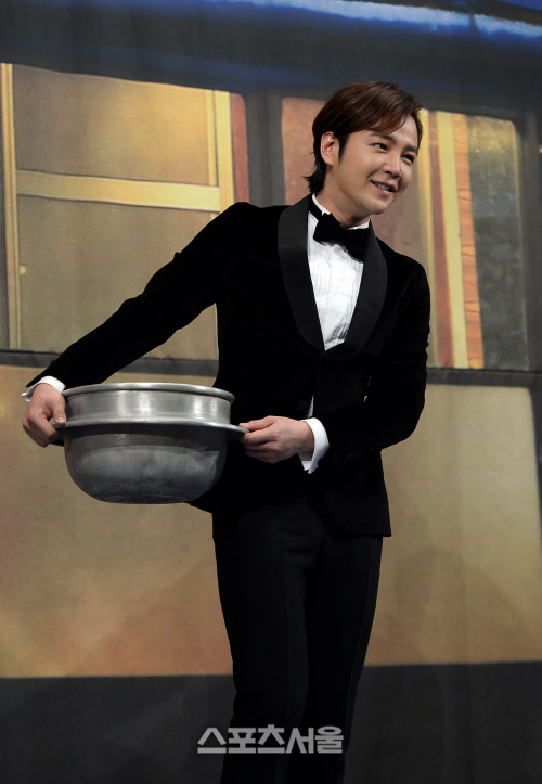 [SS포토] 장근석, 솥단지 든 아시아 프린스  (삼시세끼 어촌편)