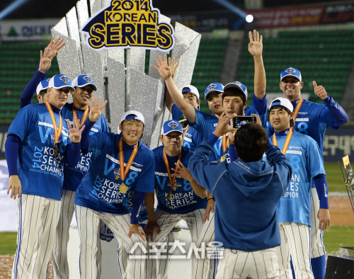 [SS포토]한국시리즈 삼성 우승,  삼성 배영수 투수진 불러 모으더니