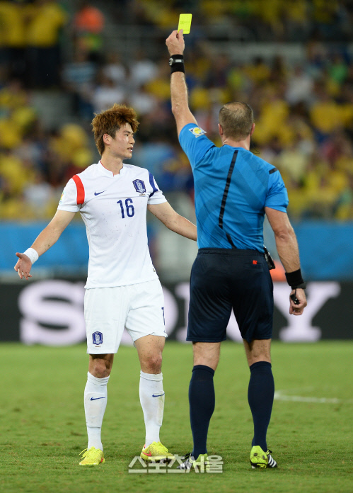 [SS포토]옐로카드 받는 기성용