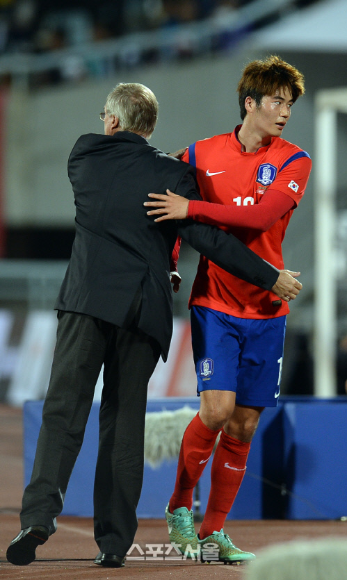 [SS포토] 슈틸리케 감독 '주장, 잘 했다'