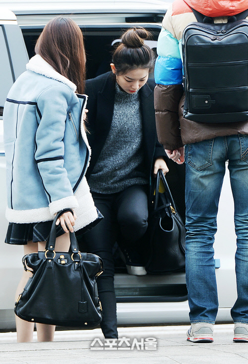 [SS포토]레드벨벳 슬기 '심각한 얼굴로 차에서 내리는 그녀'