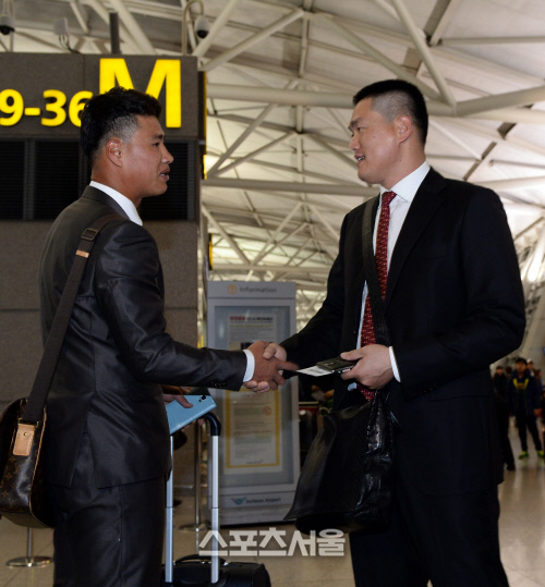 [SS포토]KIA 최희섭과 KT 김상현, '올해는 잘 해 봅시다!'