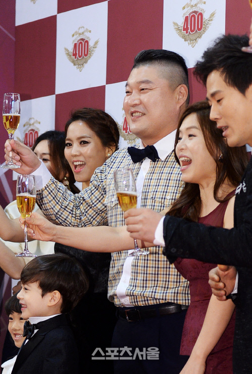 [SS포토]'스타킹'의 안방마님 강호동, 동료 연예인 축하 속 기쁨 만끽~