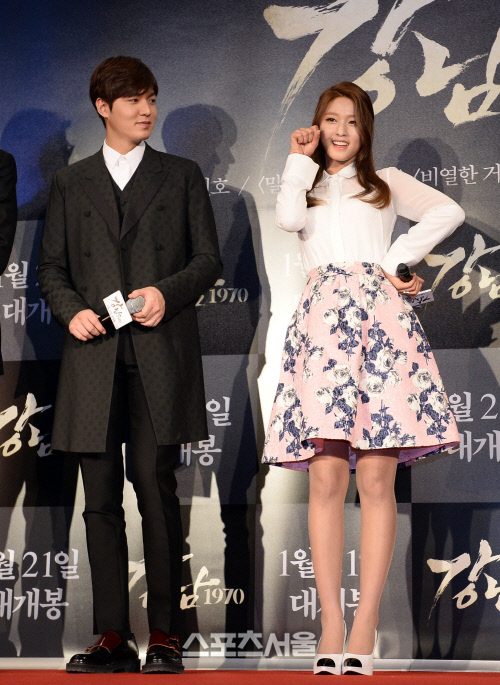 [SS포토]깜찍한 설현의 안무 흐뭇하게 바라보는 이민호(영화 강남 19