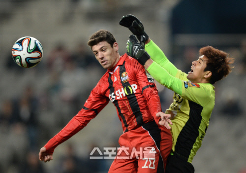 [SS포토]K리그 클래식 FC서울-포항, 오스마르에 밀려버린 김다솔