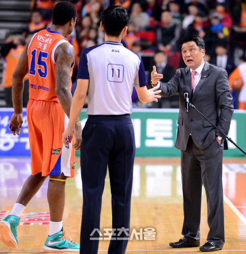 [SS포토]인천전자랜드 유도훈감독, '내가 왜 퇴장이냐고요?'
