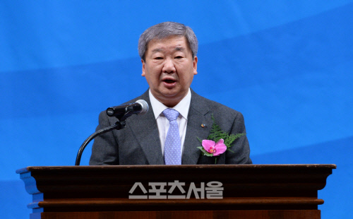 [SS포토] 구본능 KBO 총재, '올해의 상' 축하합니다!