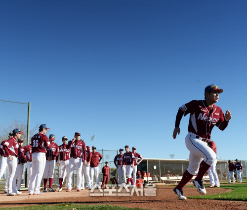 [SS포토] 넥센 전훈 윤석민, 치고 달리고~