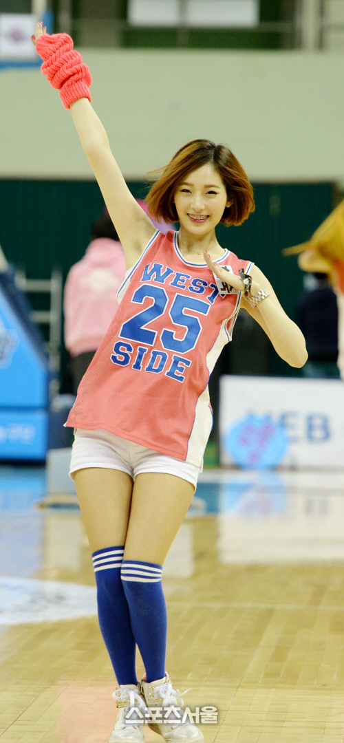 [SS포토]치어리더 현숙, 90년대 유행했던 패션으로