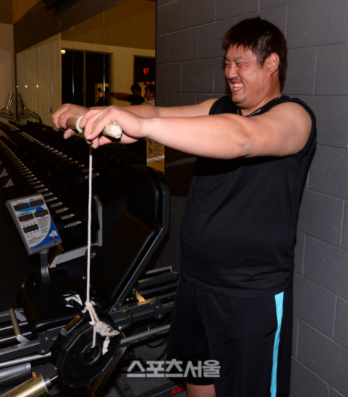 [SS포토] 롯데 전훈 최준석, 이 악물고 버틴다!