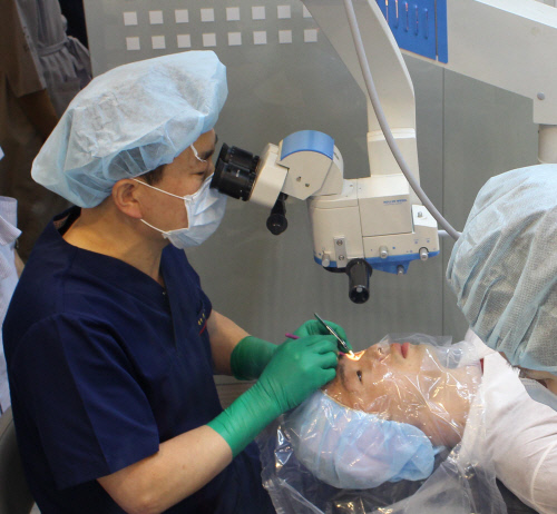 난시교정술을 시행하고 있는